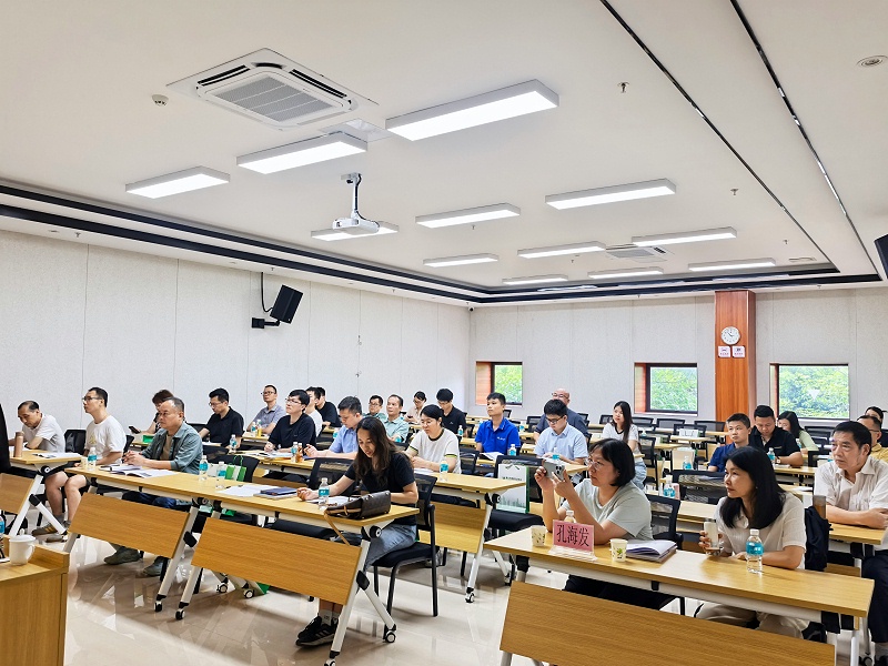 参会现场座无虚席，企业精英们专注投入